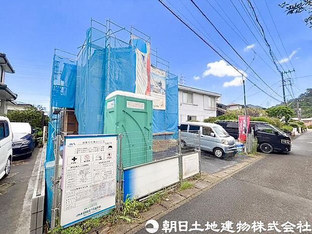 良好な住環境が保たれたエリア。低層の一戸建を中心とした街並みが整然と続き周辺は高い建物が建っておらず、採光や開放性に恵まれ、空が広く緑の多い閑静な趣を感じる環境です。
