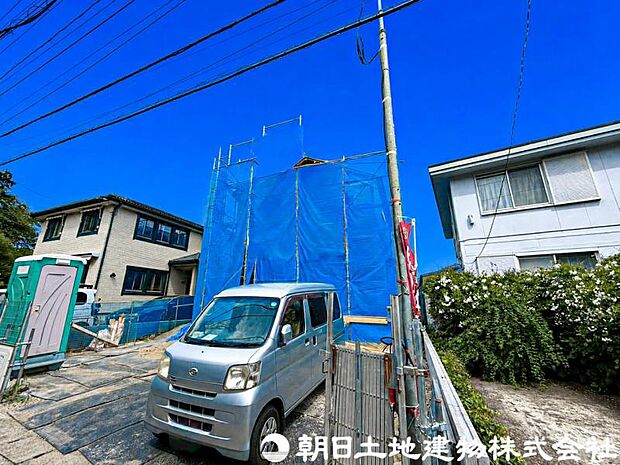 良好な住環境が保たれたエリア。低層の一戸建を中心とした街並みが整然と続き周辺は高い建物が建っておらず、採光や開放性に恵まれ、空が広く緑の多い閑静な趣を感じる環境です。