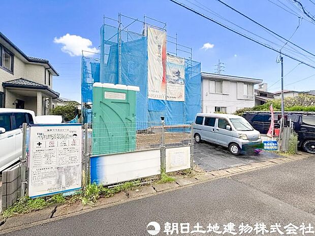 毎日のお散歩も快適な緑に恵まれたエリアは伸び伸びスローライフを叶えてくれます。自然豊富な季節の移ろいを身近に感じられる環境でストレスフリーな生活をお送りください。