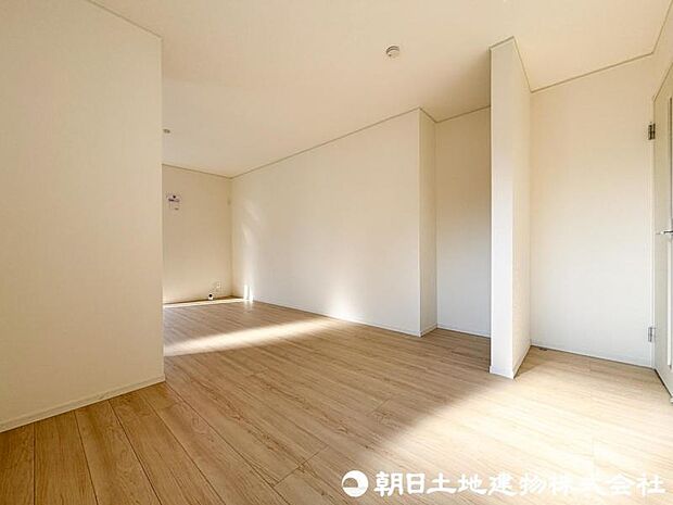【リビング】開放感を感じられるリビングスペースは、家族との時間をより豊かに演出。毎日を快適に過ごせる住まいです。