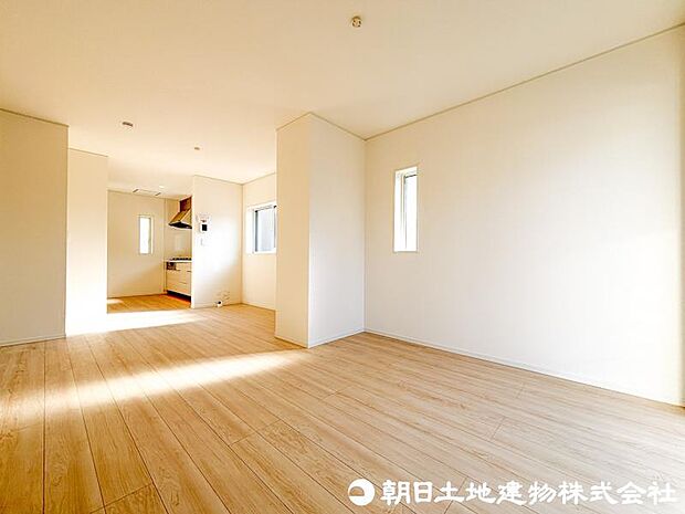 【リビング】家族が自然と集まる開放感のあるリビング空間。大きな窓から心地よい陽光が差し込み、明るく快適な毎日を演出します。