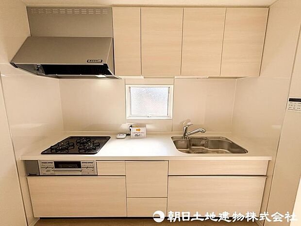 【キッチン】機能性とデザイン性を兼ね備えたシステムキッチン。収納力も豊富で調理スペースが広く、毎日の料理が快適に。お手入れもしやすく、家事の負担を軽減してくれます。