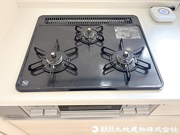 【コンロ】3口コンロは同時に複数の調理ができ、料理の効率がアップ。忙しい日でもスムーズに調理でき、家族分の食事準備も快適です。