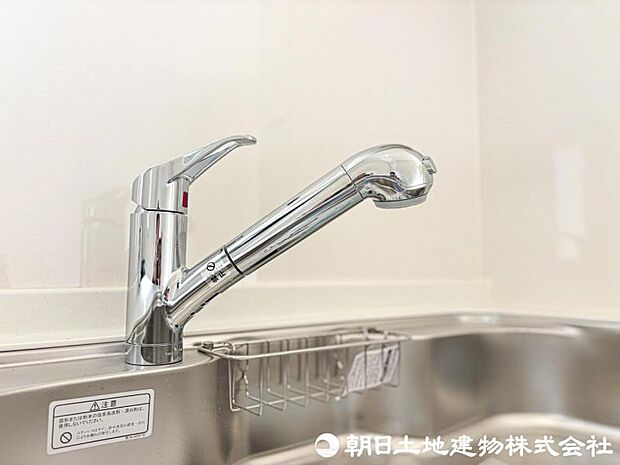 【浄水器一体型水栓】浄水器一体型水栓は、いつでもきれいな水が手軽に使え、料理や飲み水の品質がアップ。見た目もすっきりしてキッチンが快適になる人気の設備です。
