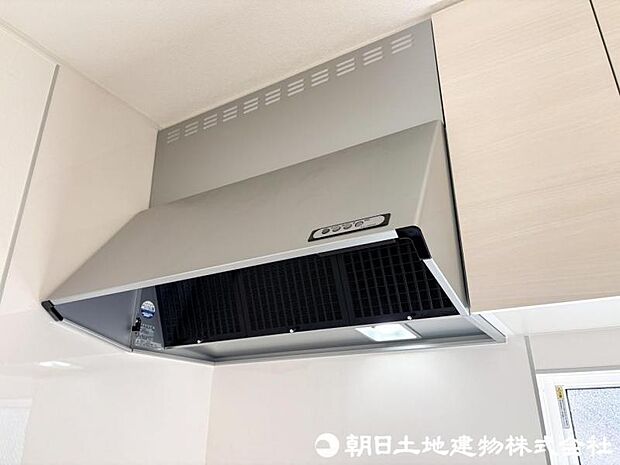 【レンジフード】レンジフードは調理中の煙や臭い、油分を強力に吸引・排気し、キッチンを清潔で快適な空間に保ちます。掃除しやすい設計のものならお手入れも簡単です。
