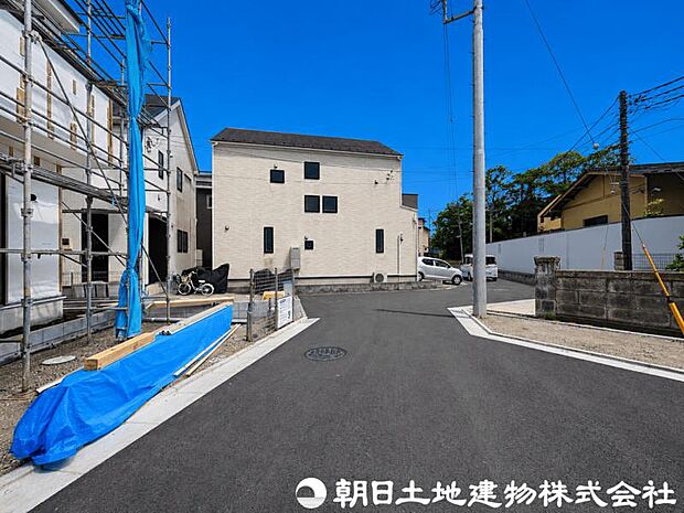 【前面道路】前面道路は車通りも少なく小さなお子様がいるご家庭でも安心です