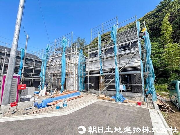 良好な住環境が保たれたエリア。低層の一戸建を中心とした街並みが整然と続き周辺は高い建物が建っておらず、採光や開放性に恵まれ、空が広く緑の多い閑静な趣を感じる環境です。