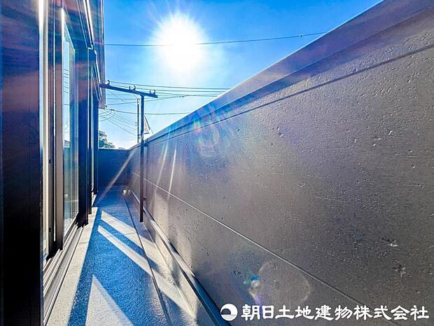 【バルコニー】大きく面したバルコニーは太陽の温かな温もりをめいいっぱい受け止めてくれます。太陽の光と爽やかな風を受けたお洗濯物はあっという間に乾き、取りこむ時には太陽の匂いを感じられそうですね。