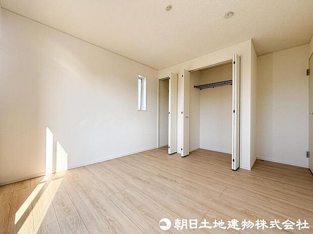 【洋室】落ち着きある雰囲気の洋室は、ゆったりとくつろげる住空間。収納もしっかり備え、室内をすっきり保てます。