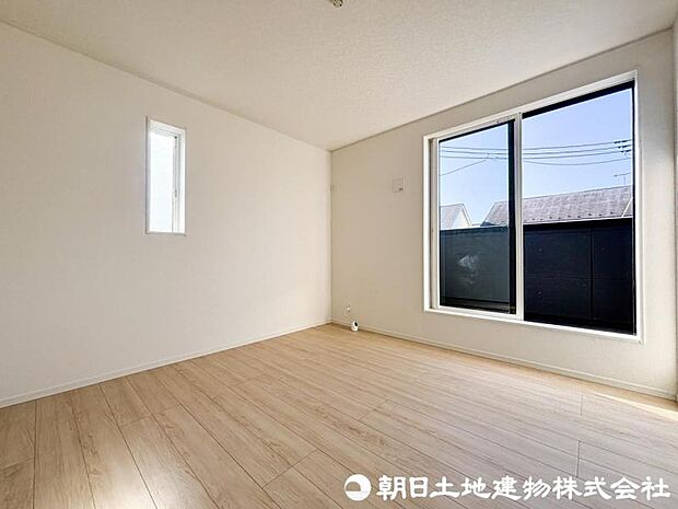 【洋室】光が取り込みやすい採光の居室。しっかりとした大きさのクローゼットを完備し、収納スペースも十分。初めてのお子様にとっての自分の部屋 学習デスクやベッドの配置もラクラクです。