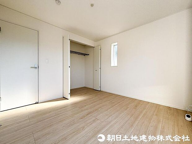 【洋室】自然光が差し込む明るい洋室は、毎日を快適に過ごせる空間。リモートワークや趣味部屋としてもおすすめです。