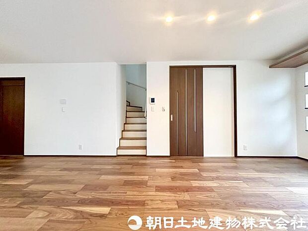 【リビング】ナチュラルな内装デザインが心地よいリビング。家具配置もしやすく、ライフスタイルに合わせた空間づくりが楽しめます。