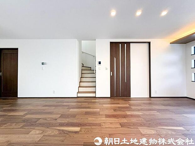 【リビング】ナチュラルな内装デザインが心地よいリビング。家具配置もしやすく、ライフスタイルに合わせた空間づくりが楽しめます。