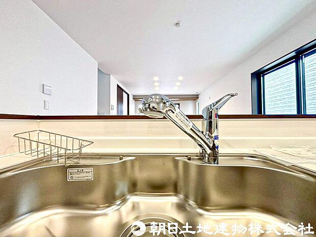 【浄水器一体型水栓】浄水器一体型水栓は、いつでもきれいな水が手軽に使え、料理や飲み水の品質がアップ。見た目もすっきりしてキッチンが快適になる人気の設備です。