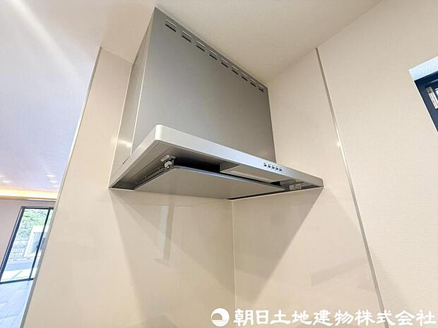 【レンジフード】レンジフードは調理中の煙や臭い、油分を強力に吸引・排気し、キッチンを清潔で快適な空間に保ちます。掃除しやすい設計のものならお手入れも簡単です。