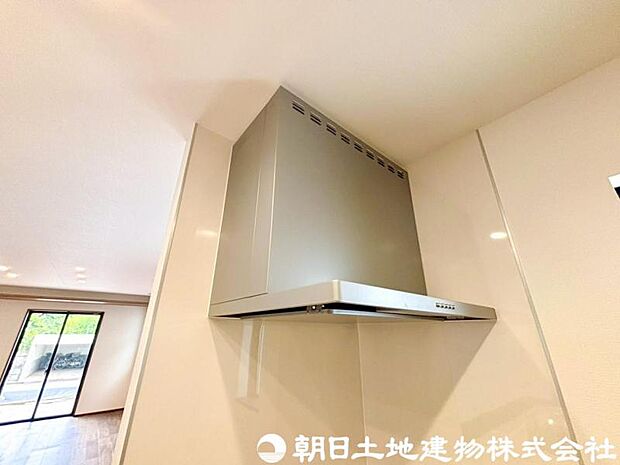 【レンジフード】レンジフードは調理中の煙や臭い、油分を強力に吸引・排気し、キッチンを清潔で快適な空間に保ちます。掃除しやすい設計のものならお手入れも簡単です。