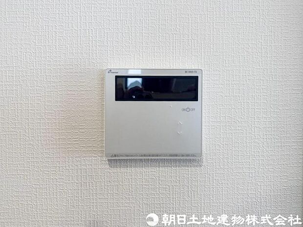 【給湯スイッチ】追い焚き機能があると、帰宅時間がバラバラでもいつでも温かいお風呂を楽しめます。光熱費の節約にもなり、快適なバスタイムが叶う便利な設備です。