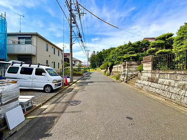 【前面道路】前面道路は車通りも少なく小さなお子様がいるご家庭でも安心です