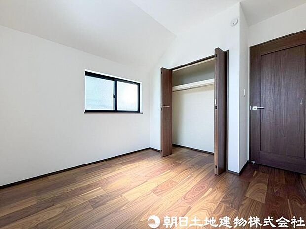 【洋室】落ち着きある雰囲気の洋室は、ゆったりとくつろげる住空間。収納もしっかり備え、室内をすっきり保てます。