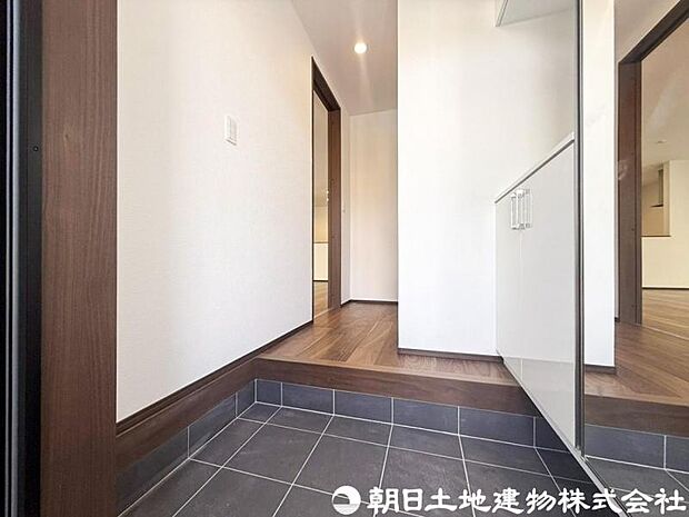 【玄関】玄関に必要なものは最小限に！乱雑にしない工夫でいつも片付いた気持ちの良い空間になります
