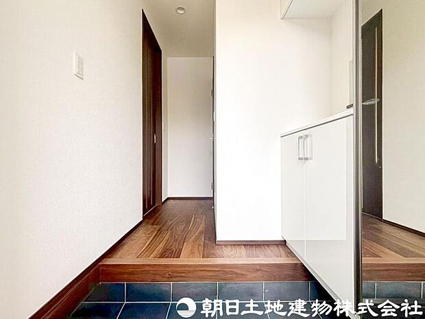 【玄関】玄関に必要なものは最小限に!乱雑にしない工夫でいつも片付いた気持ちの良い空間になります