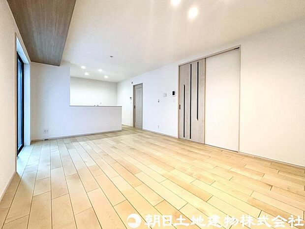【リビング】ナチュラルな内装デザインが心地よいリビング。家具配置もしやすく、ライフスタイルに合わせた空間づくりが楽しめます。