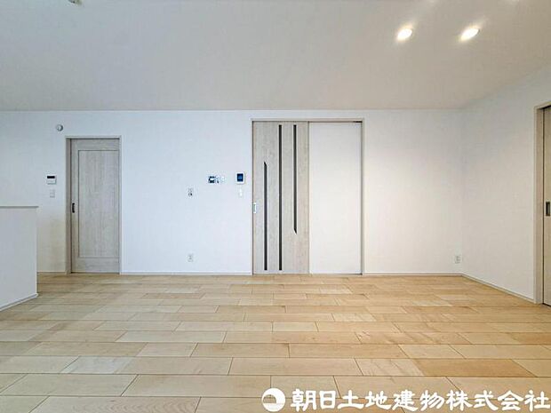 【リビング】ナチュラルな内装デザインが心地よいリビング。家具配置もしやすく、ライフスタイルに合わせた空間づくりが楽しめます。