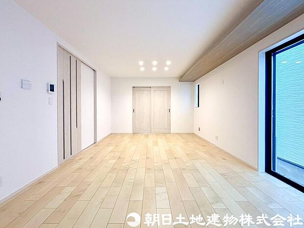 【リビング】家族の中心となるリビングは、ゆとりある広さを確保。食事やくつろぎの時間を快適に楽しめる設計です。
