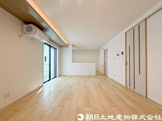 【リビング】家族が自然と集まる開放感のあるリビング空間。大きな窓から心地よい陽光が差し込み、明るく快適な毎日を演出します。