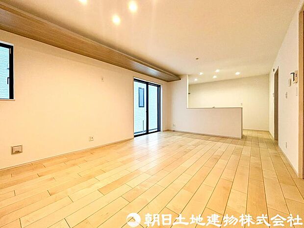 【リビング】家族が自然と集まる開放感のあるリビング空間。大きな窓から心地よい陽光が差し込み、明るく快適な毎日を演出します。