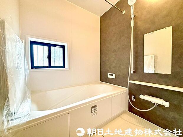 【浴室】ゆったり入れるバス。足を伸ばして入れるサイズは一日の疲れを癒すのに嬉しい広さですね。またお子様と一緒の入浴も充分な広さです。追い焚き機能や保温機能付きで快適なバスタイムをお楽しみください。