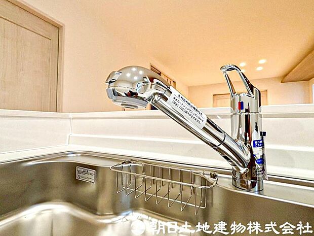 【浄水器一体型水栓】浄水器一体型水栓は、いつでもきれいな水が手軽に使え、料理や飲み水の品質がアップ。見た目もすっきりしてキッチンが快適になる人気の設備です。