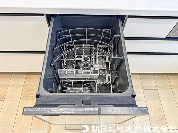 【食洗機】食器の出し入れがスムーズなスライドタイプ、節水効果だけでなく、効率的にセットできるスマートかつ食後のお片づけもスピーディーにできます。