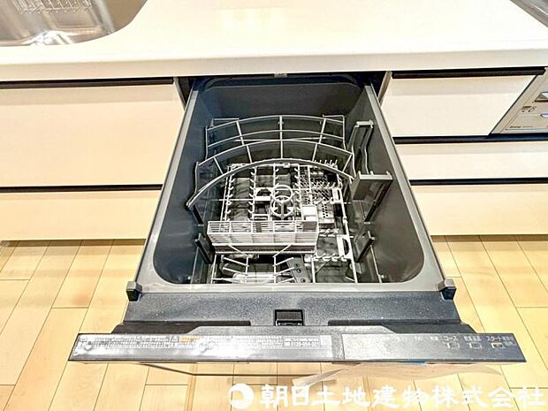 【食洗機】食器の出し入れがスムーズなスライドタイプ、節水効果だけでなく、効率的にセットできるスマートかつ食後のお片づけもスピーディーにできます。