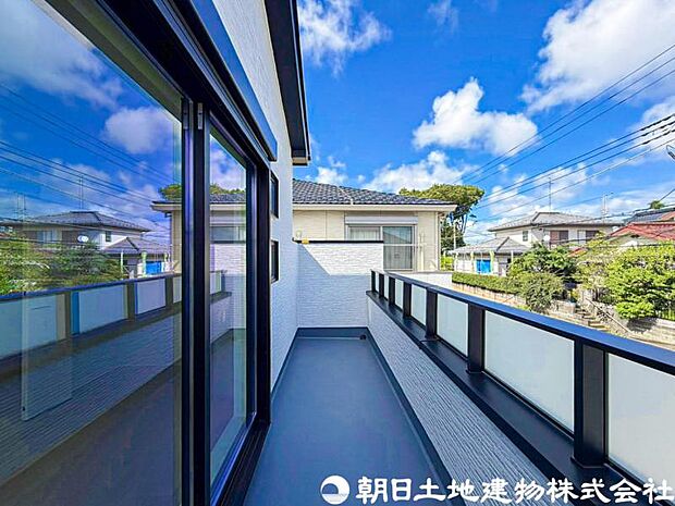 【バルコニー】大きく面したバルコニーは太陽の温かな温もりをめいいっぱい受け止めてくれます。太陽の光と爽やかな風を受けたお洗濯物はあっという間に乾き、取りこむ時には太陽の匂いを感じられそうですね。
