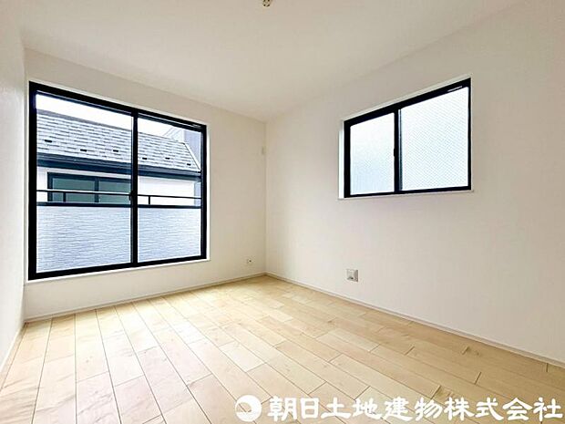 【洋室】自然光が差し込む明るい洋室は、毎日を快適に過ごせる空間。リモートワークや趣味部屋としてもおすすめです。