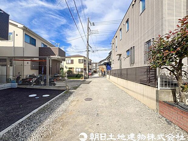 【前面道路】前面道路は車通りも少なく小さなお子様がいるご家庭でも安心です