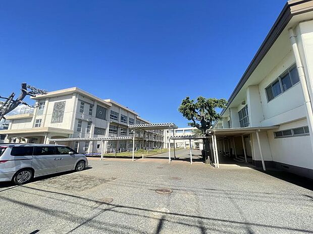 富士見小学校まで約745ｍ