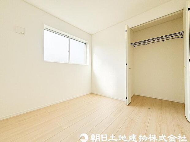 【洋室】光が取り込みやすい採光の居室。しっかりとした大きさのクローゼットを完備し、収納スペースも十分。初めてのお子様にとっての自分の部屋 学習デスクやベッドの配置もラクラクです。