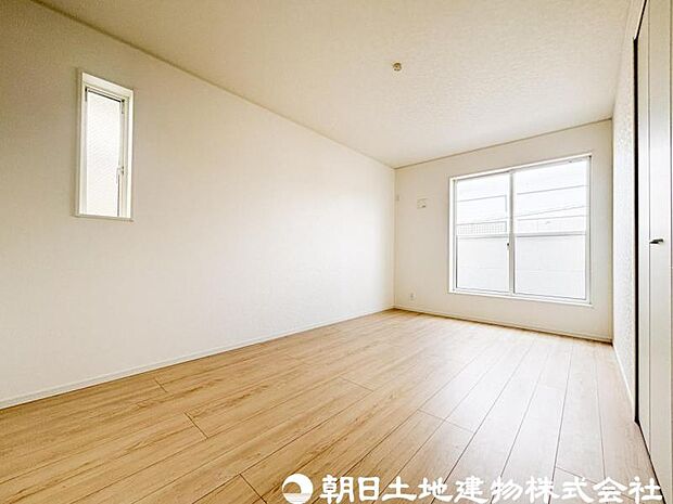 【洋室】自然光が差し込む明るい洋室は、毎日を快適に過ごせる空間。リモートワークや趣味部屋としてもおすすめです。