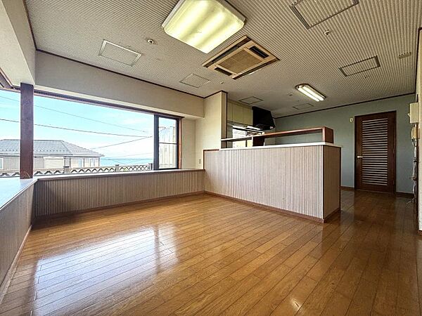 家族が自然と集まる開放感のあるリビング空間。大きな窓から心地よい陽光が差し込み、明るく快適な毎日を演出します。