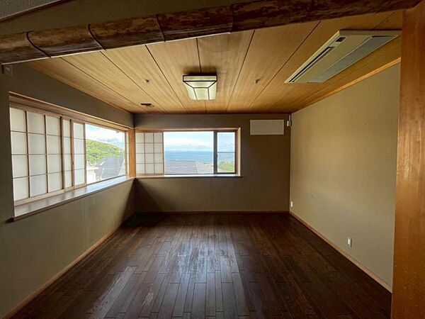 自然光が差し込む明るい洋室は、毎日を快適に過ごせる空間。リモートワークや趣味部屋としてもおすすめです。