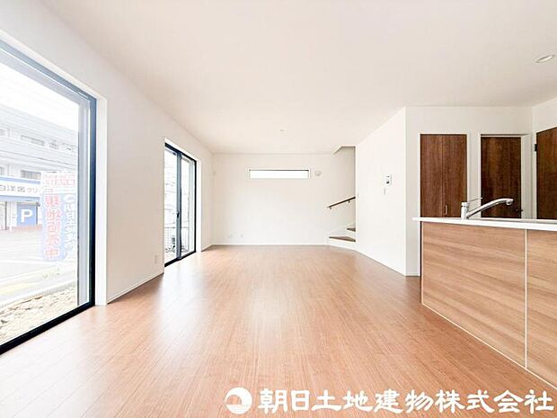 【リビング】ナチュラルな内装デザインが心地よいリビング。家具配置もしやすく、ライフスタイルに合わせた空間づくりが楽しめます。