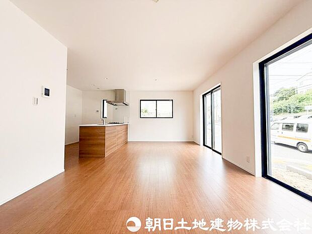 【リビング】家族が自然と集まる開放感のあるリビング空間。大きな窓から心地よい陽光が差し込み、明るく快適な毎日を演出します。