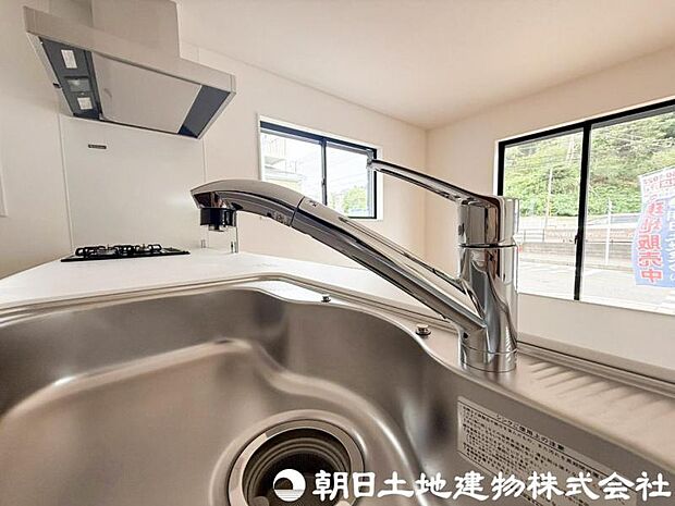 【浄水器一体型水栓】浄水器一体型水栓は、いつでもきれいな水が手軽に使え、料理や飲み水の品質がアップ。見た目もすっきりしてキッチンが快適になる人気の設備です。