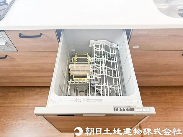 【食洗機】食器の出し入れがスムーズなスライドタイプ、節水効果だけでなく、効率的にセットできるスマートかつ食後のお片づけもスピーディーにできます。