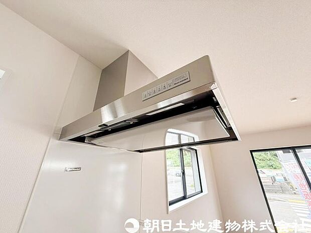【レンジフード】レンジフードは調理中の煙や臭い、油分を強力に吸引・排気し、キッチンを清潔で快適な空間に保ちます。掃除しやすい設計のものならお手入れも簡単です。