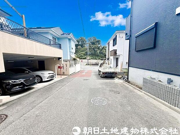 【前面道路】前面道路は車通りも少なく小さなお子様がいるご家庭でも安心です