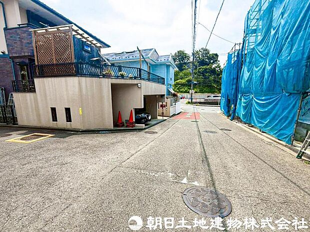 【前面道路】前面道路は車通りも少なく小さなお子様がいるご家庭でも安心です