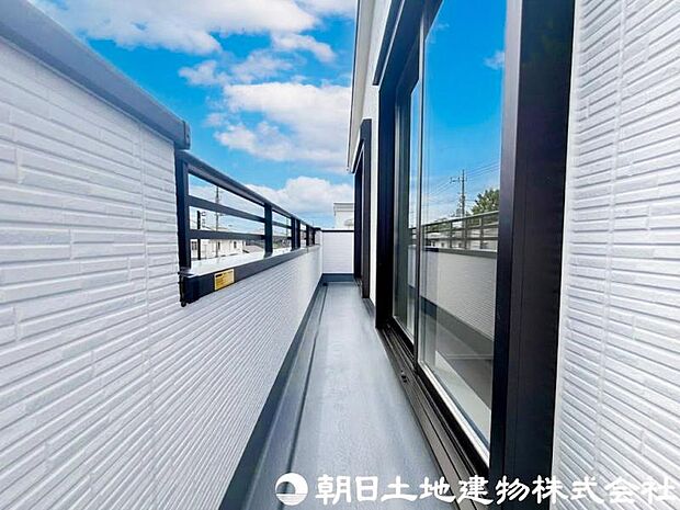 【バルコニー】大きく面したバルコニーは太陽の温かな温もりをめいいっぱい受け止めてくれます。太陽の光と爽やかな風を受けたお洗濯物はあっという間に乾き、取りこむ時には太陽の匂いを感じられそうですね。
